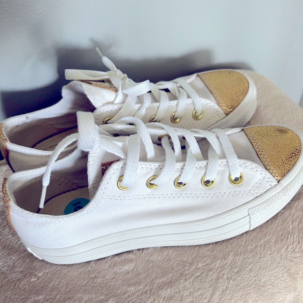 White Converse all star low top sneakers with gold tips. Woman’s size 6.